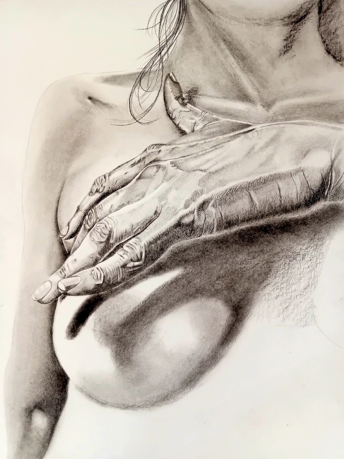 Une main en gros plan. Son ombre cache le sein de la modèle.  Style réaliste. Dessin au crayon. 