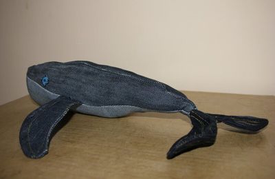 Doudou baleine en jean recyclé