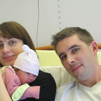 Iris avec les yeux ouverts et les cheveux qui dépassent du bonnet :)