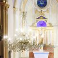 Lustre à peine installé dans l'église de la Tour en Haute Savoie. 