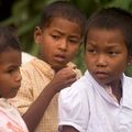 Un jour, une photo - Siem Reap, la fête des eaux 2008 - soeurs et frères