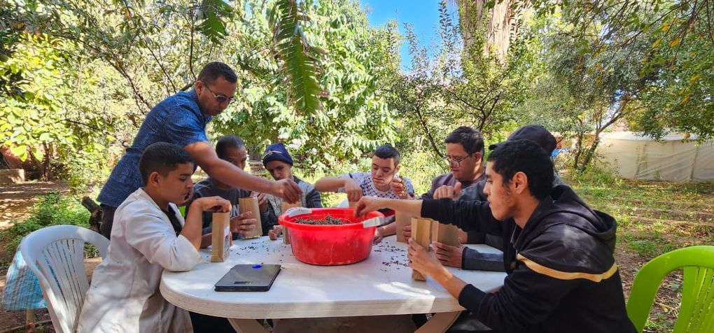 Lundi après-midi 3, mise en sachets de la marjolaine à l'asso. Ourika Tadamoune