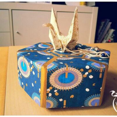 Grue papier ivoire dans un écrin bleu et or
