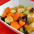 Wok de tofu, carottes et concombre