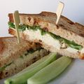 Sandwich au poulet et au cari sur pain aux raisins, sans gluten