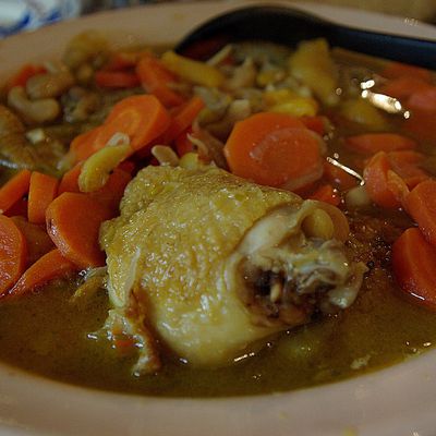 Tajine de poulet, carottes, miel, abricots secs