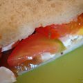 Sandwich confiture d'oignon, chèvre et tomates