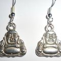 Bouddha assis et attaches couleur argent