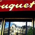 Les associations de chômeurs envahissent le Fouquet's, avant d'être embarquées au commissariat de police 