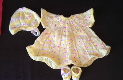 ensemble robe, bonnet et sandales - taille naissance