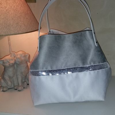 SAC CABAS EN SUEDINE BLANC, GRIS ET PAILLETTES ARGENTEE