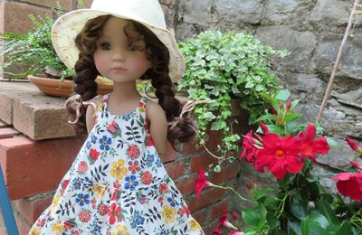 Une petite filles en fleurs