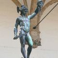 Persée tenant la tête de Méduse de Cellini et le David de Michel Ange