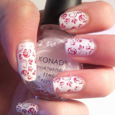 Ongles blancs à roses rouges
