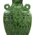 Grand Vase couvert en jade vert, Dynastie Qing