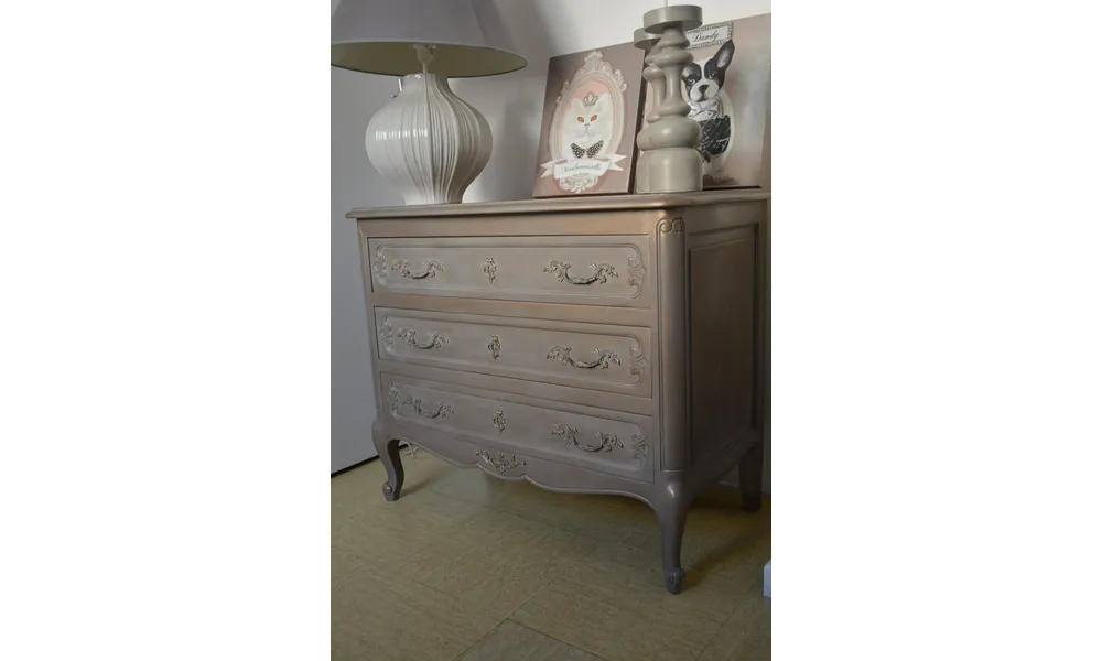 Commode en merisier de style Louis XV patinée Bronze