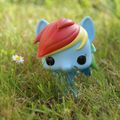 Rainbow Dash dans l'herbe