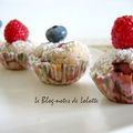 Mini muffins fruits rouges et citron à la farine complète, petits en calories mais costauds en goût!