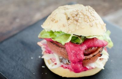 Burger de Zampone IGP, mayonnaise de betterave et coleslaw