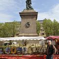 VUE SUR LE MARCHE DE DUNKERQUE  "AU CADEAUX DE JEAN BART"