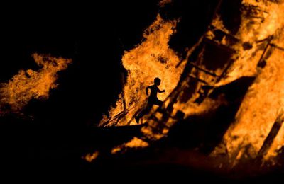Un enfant parmi les flammes lors du Lag Ba'Omer