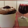 Soufflé au chocolat et coulis de cerises