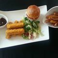 Nuggets de poulet, frites et mini hamburgers maison: 