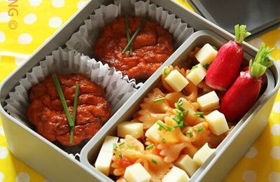 Bento mini cake à la tomate et semoule, légumes, thon Saupiquet®