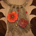collier frangé en lin et grandes fleurs de bois