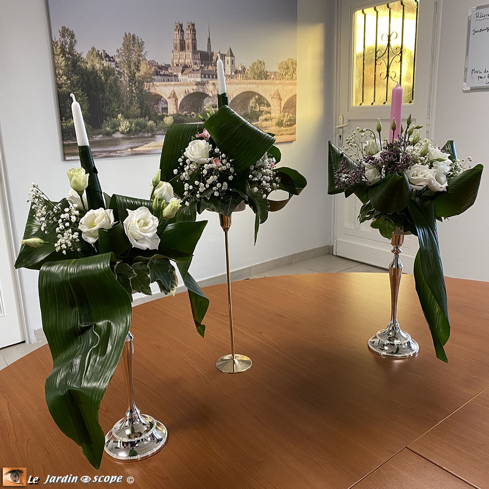 Décor de table de Noël - Bougeoirs avec un bouquet moderne