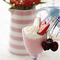 Un milk-shake aux fruits rouges et poudre de biscuits roses Fossier....