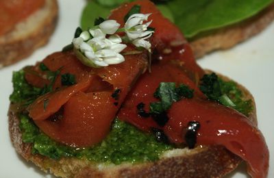 Bruschetta pesto à l'ail des ours-poivrons confits