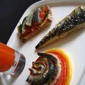 Assiette de tapas autour de la sardine et de la tomate