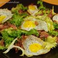 Salade au confit de canard et oeufs de caille poêlés