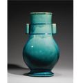 A Large Turquoise-Glazed Vase. Qing Dynasty, 18th / 19th Century