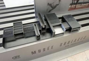 Soulages pose la première pierre de son musée à Rodez, sa ville natale