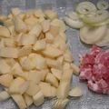 Pommes de Terre rissolées aux lardons et oignons - accompagnées de fromage blanc
