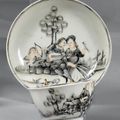 Chine de commande. Tasse et sa soucoupe peintes en grisaille, XVIIIème siècle, vers 1750