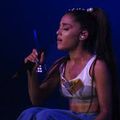 Ariana Grande lance une nouvelle chanson dans les bacs 