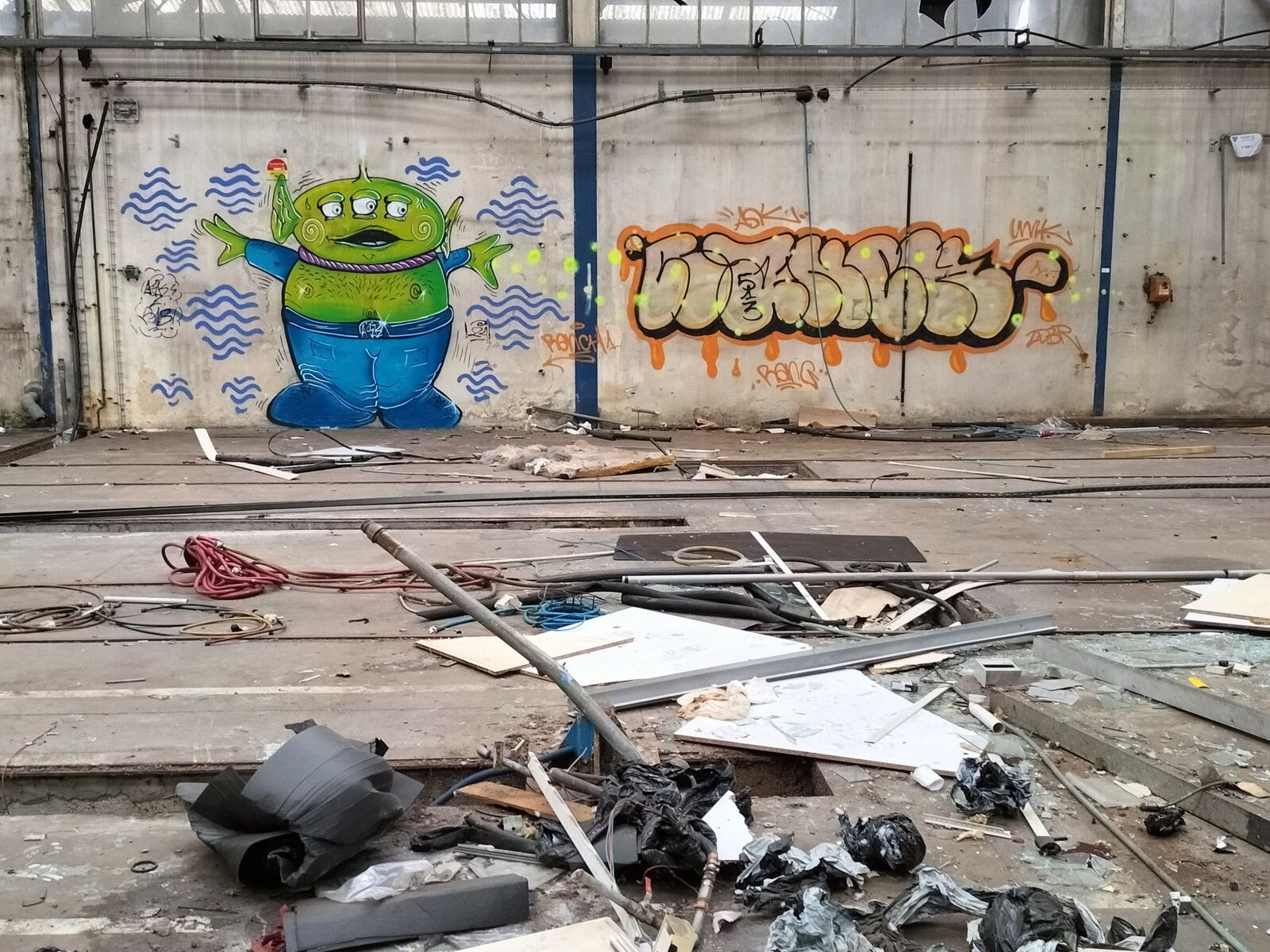 Nevers, usine fermée, fresque extra terrestre (58)