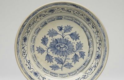 Large blue and white dish, Probably Chu Dau kilns, Red River Delta, northern Vietnam, 1440-1460