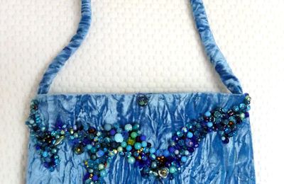 PETIT SAC PERLE EN VELOURS DÉVORÉ BLEU