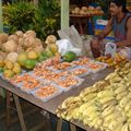 le marché de Papeete, le dimanche, à l'aube