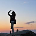 Yoga au sommet d'une colline