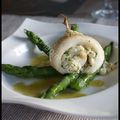 Roulade de flétan sur lit d'asperges, sauce hollandaise