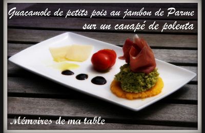 Guacamole de petits pois au jambon de Parme sur un canapé de polenta