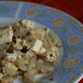 Tajine de tofu aux graines de sésame et aux raisins secs