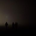 De dos, la nuit et par temps de brouillard