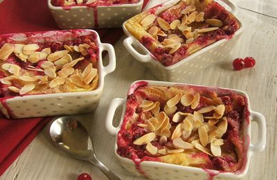 Clafoutis aux pêches et aux groseilles