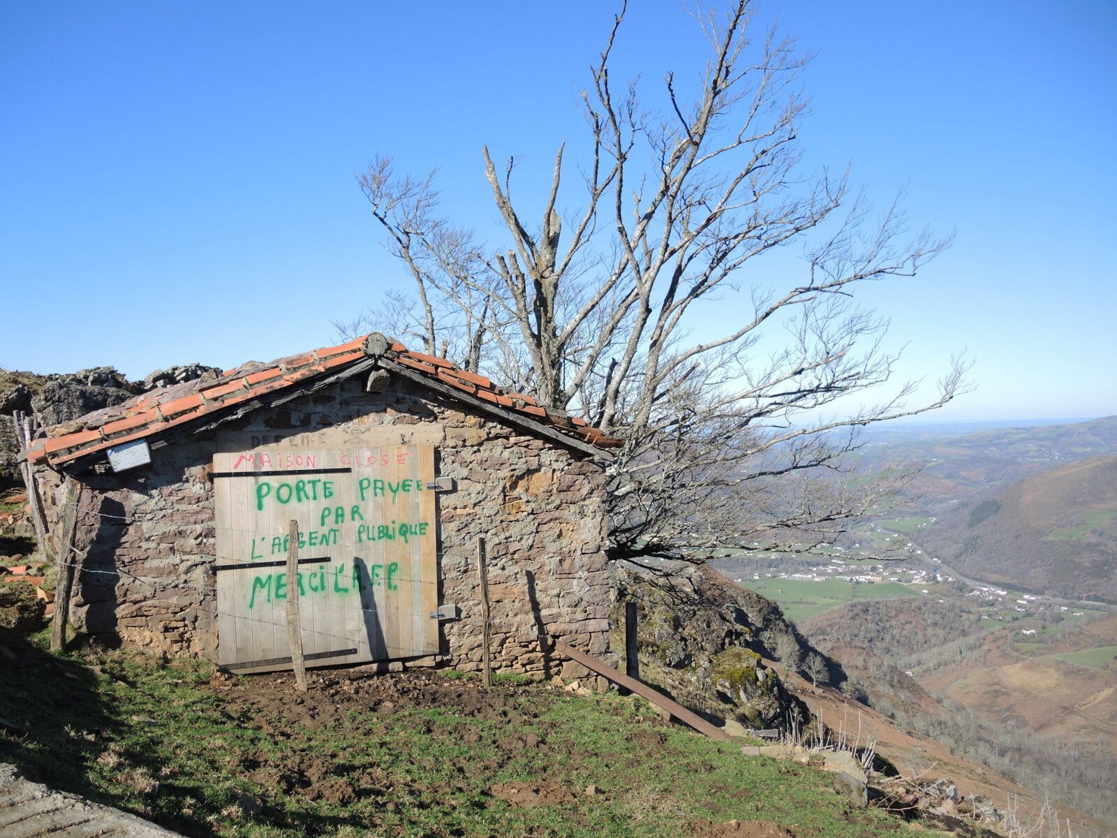 Larla, la piste vers le sommet, au bout de la piste. (64)
